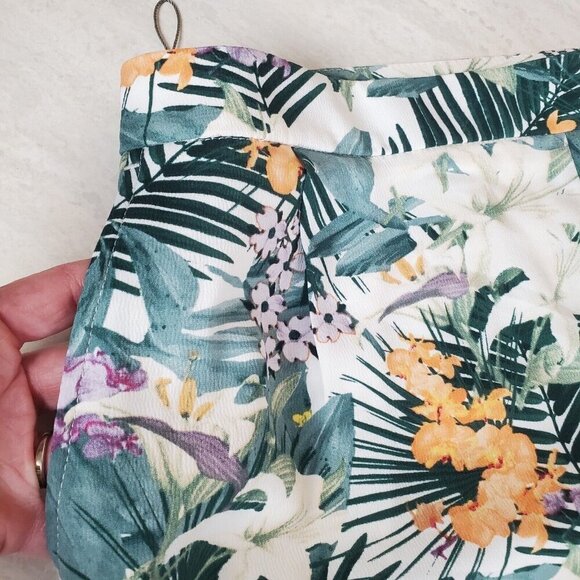 Carolina Belle Shorts Size 12 Floral Tropical Pleated Side Zip Flowy Lightweight - Picture 9 of 13